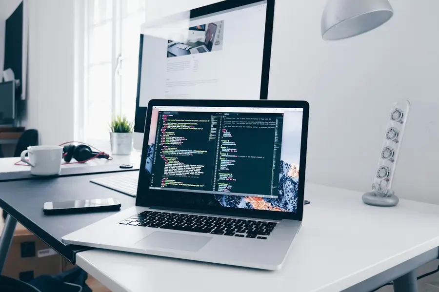 Persona programando un sitio web en una laptop